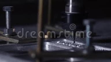 在工厂制造床垫的车身，在<strong>机器</strong>上<strong>缓慢</strong>地切割出一片铝。